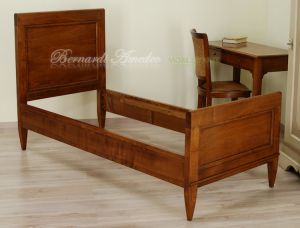 Letto singolo realizzato artigianalmente in legno massello di noce stile classico arte povera